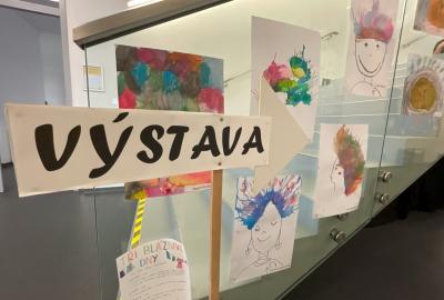 Instalace 1. A, pastelky, vodovky, vedla J. Valvodová