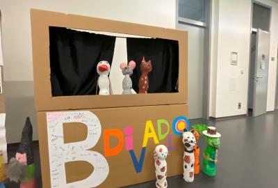 Projekt „B- divadlo“, loutky – maňásci, divadlo - karton, projekt spolupráce 1. B a 6. B, starší děti pomáhaly mladším s náročnější výtvarnou technikou kašírování, vedly Z. Macáková a D. Tejklová