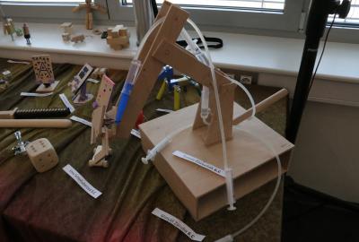 Čp, technická dílna:  Matyáš Záruba, Šimon Červeňák, 6. C "Model robotické hydraulické ruky"