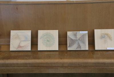 8. a 9.ročník Vv- String art, vrstvená kresba nití, volný námět