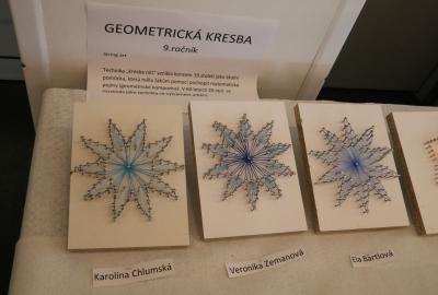 8. a 9.ročník Vv- String art, vrstvená kresba nití, volný námět