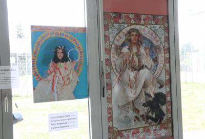 9. A Vv," Kopie obrazu ze školní galerie", instalovaná fotografie, skupinová práce (A.Mucha, Slavia) T.Černá, B.Hrochová, N. Kasperová