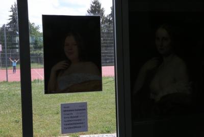 9. A Vv," Kopie obrazu ze školní galerie", instalovaná fotografie, skupinová práce, ( J.Mánes, Josefína-M.Zuzánková, A.Víchová, K.Kučerová, K.Zítková)
