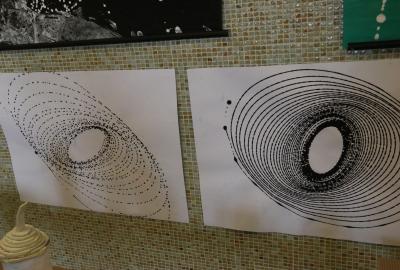 8.ročník Vv-fyzika, velkoformátová malba kyvadlem, kinetické umění, setrvačnost, experimentální malba, tempera, D.Hruška, 8.C