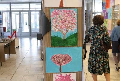 7.B Vv, "Rozkvetlá sakura", malba v plenéru, tempera
