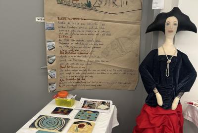 Projekt Linky umění-umění na dotek, pod vedením sochařky A.Koláčkové, keramické kachle, motiv: Sny život a smrti (žácí 6., 7., 8.ročníku)