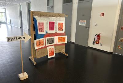 2.A Projekt“ Když pomník vypráví, kolorovaní kresba tuší