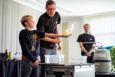 46. Vědecká show Vidět zvuk, slyšet světlo - Úžasné divadlo fyziky (ÚDIF)