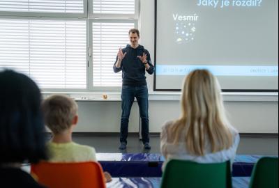85. Přednáška  Družice - co, proč a jak dělají, Jan Spratek