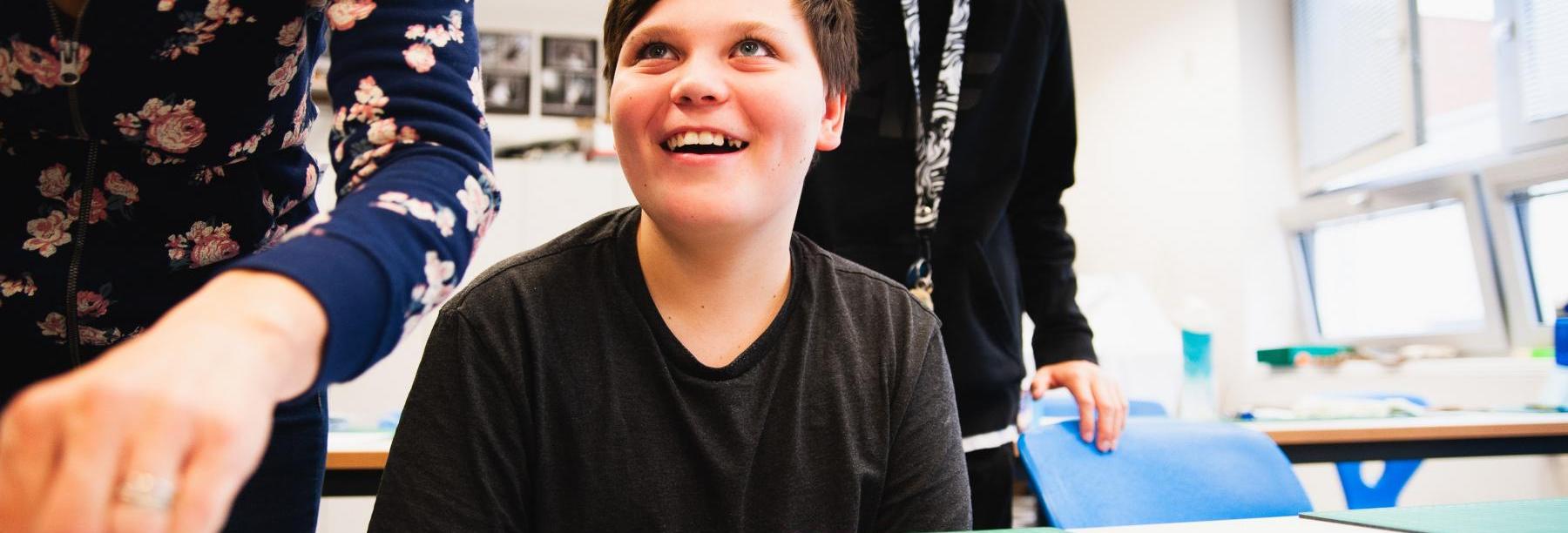 ovládá mateřský a cizí jazyk,