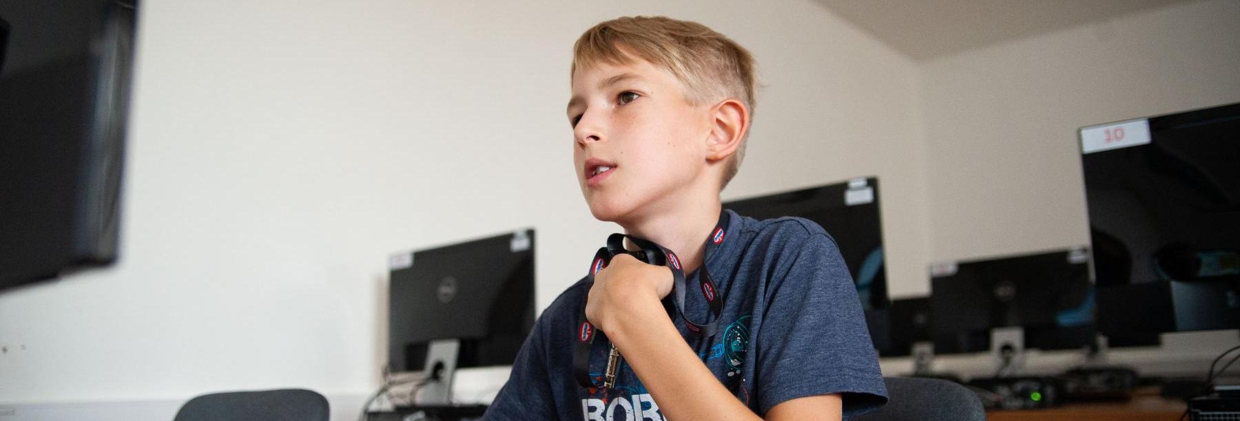 je schopný využívat digitální technologie, umí pracovat s informacemi a s daty,