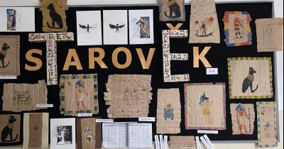Starověký Egypt - imitace výroby papyru (6. B)