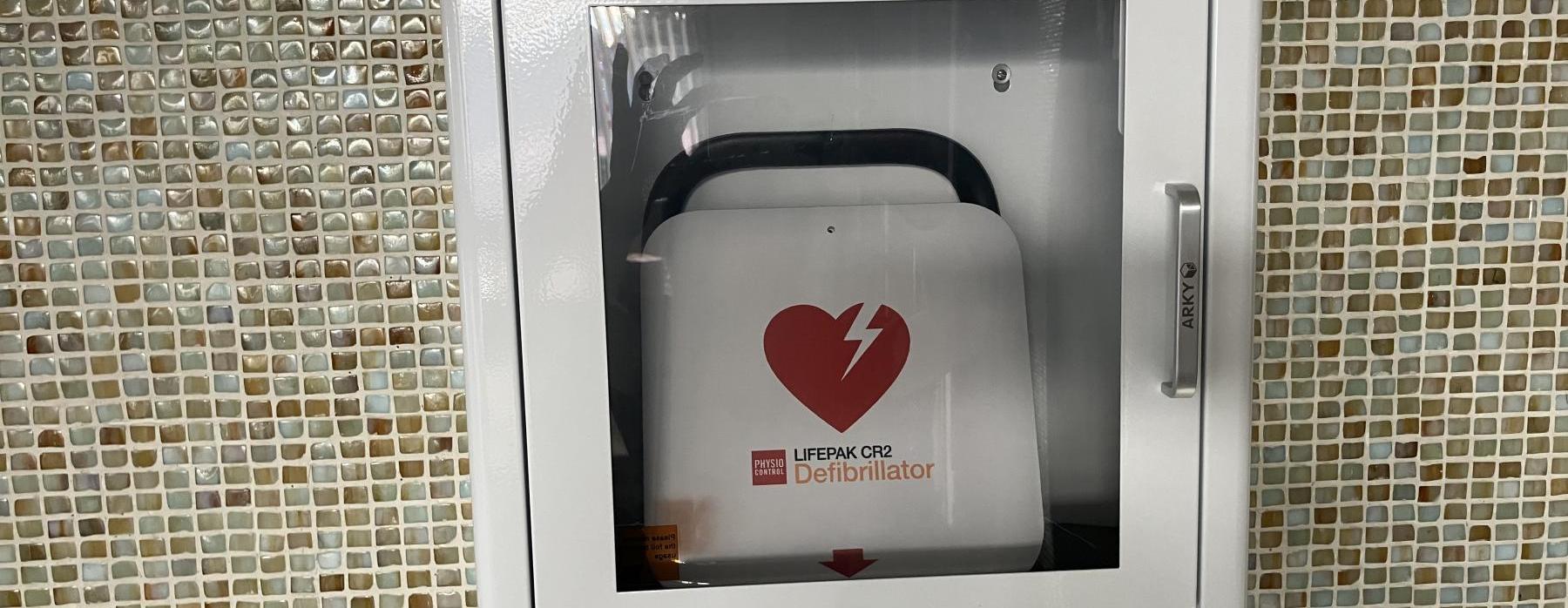 Instalace dvou defibrilátorů AED v areálu školy!